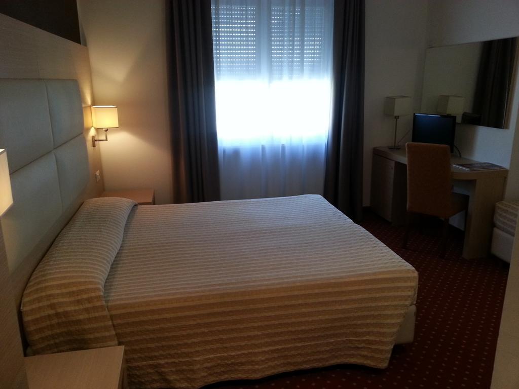 Hotel Regina Bolzano Camera foto